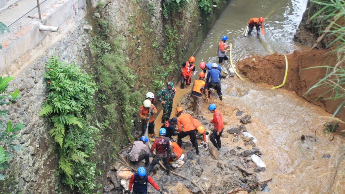 Diterjang 73 Bencana, Peristiwa Longsor Mendominasi Kota Bogor Selama Februari 2024 Ilustrasi: Petugas gabungan saat melakukan proses evakuasi di lokasi longsor TPT Muarasari, Kecamatan Bogor Selatan, Kota Bogor beberapa waktu lalu.(Yudha Prananda / Jabar Ekspres)