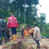 Tim SAR gabungan saat mengevakuasi korban tertimbun longsor di Kampung Gintung, Desa Cibenda, KBB. Selasa (26/3). Foto Jabarekspres