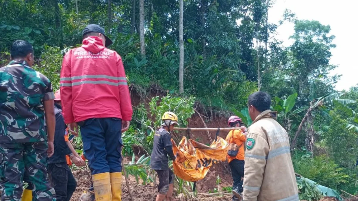Tim SAR Temukan 3 Korban Longsor di KBB, Sisanya Masih Dalam Pencarian Tim SAR gabungan saat mengevakuasi korban tertimbun longsor di Kampung Gintung, Desa Cibenda, KBB. Selasa (26/3). Foto Jabarekspres