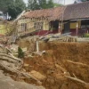 Pergerakan tanah di RT 03 dan 04, RW 13 Desa Cibedug yang berada di SDN 1 Babakan Citalang sudah amblas. Bangunan sekolah pun ambruk tergerus bencana tersebut. Jumat (1/3). Foto Jabarekspres