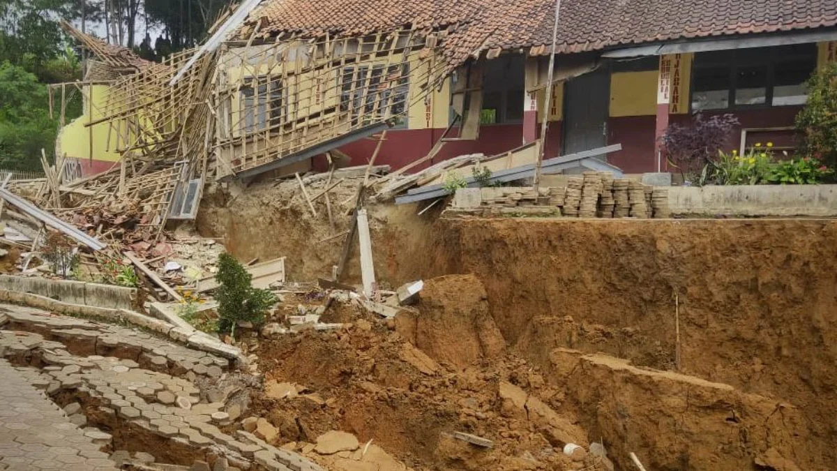 Pergerakan tanah di RT 03 dan 04, RW 13 Desa Cibedug yang berada di SDN 1 Babakan Citalang sudah amblas. Bangunan sekolah pun ambruk tergerus bencana tersebut. Jumat (1/3). Foto Jabarekspres