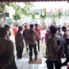 Massa dari kalangan mahasiswa dan ormas berhadapan dengan Polisi di depan kantor KPU Banjar, Rabu 13 Maret 2024. Massa mempertanyakan proses seleksi Tenaga Administasi yang diduga mengandung unsur nepotisme. (Cecep Herdi/Jabar Ekspres)