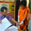 AN (46) maling motor yang tengah terparkir saat di amankan di Mapolsek Cisaat. Dok Humas Polres Sukabumi Kota