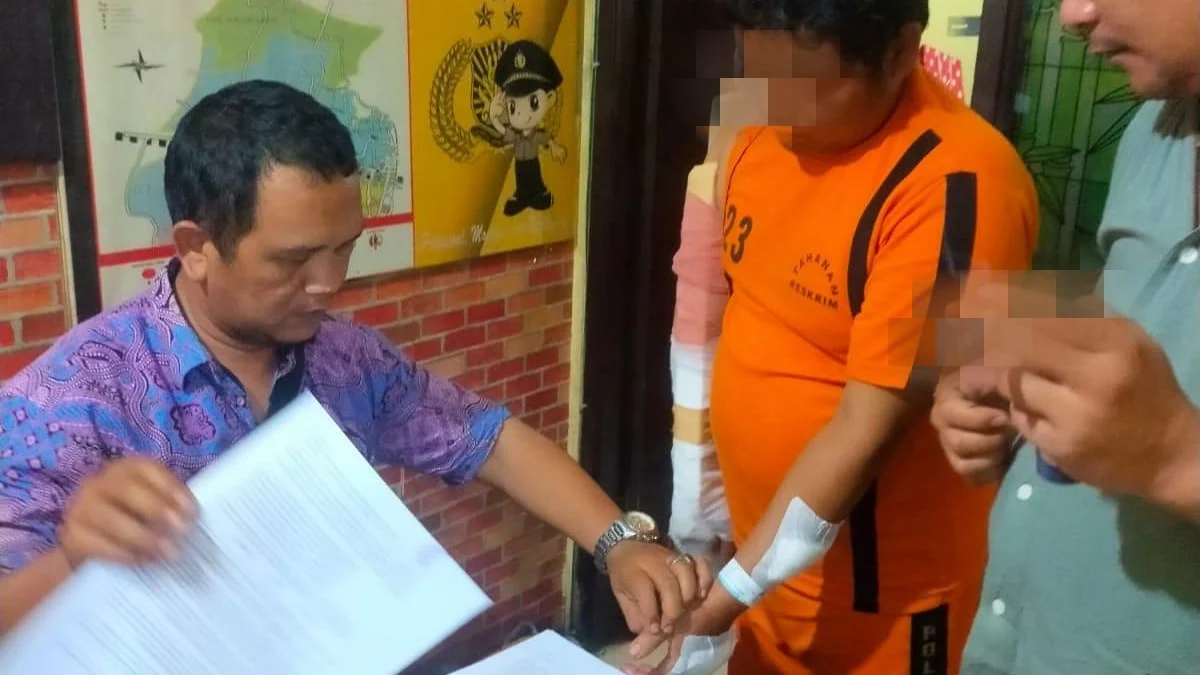 AN (46) maling motor yang tengah terparkir saat di amankan di Mapolsek Cisaat. Dok Humas Polres Sukabumi Kota