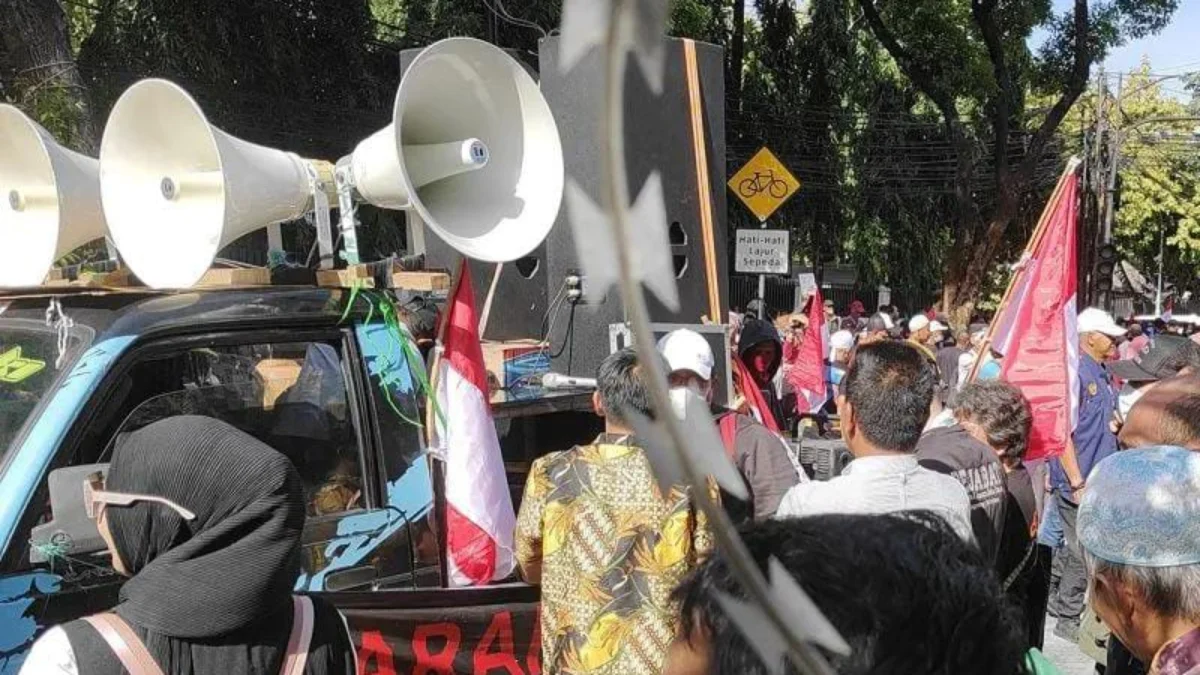 Bentrokan Massa Emak-emak di Tengah MK Gelar Sidang Perdana Sengketa Pilpres Dok.Sejumlah massa yang menolak hasil Pemilu 2024 (Antara)