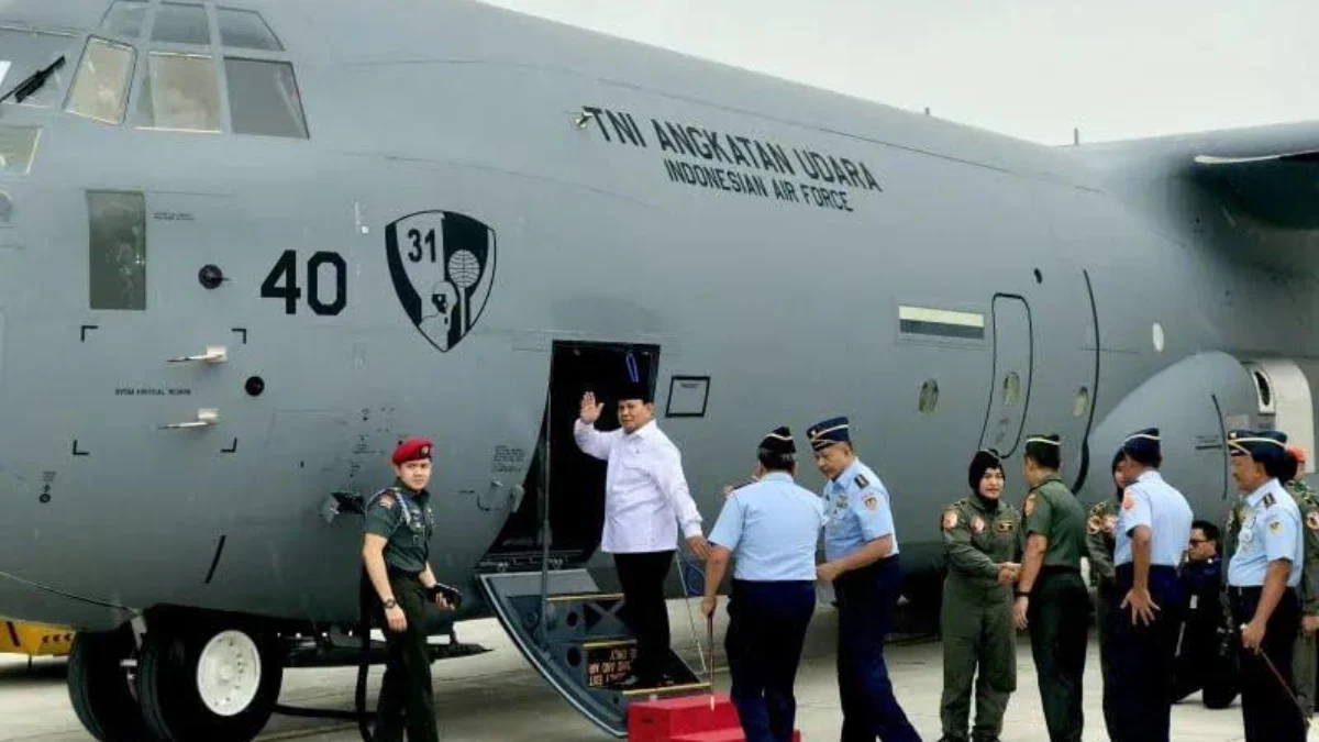 Ajudan Menteri Pertahanan Mayor Inf. Teddy Indra Wijaya (kiri) mendampingi Menteri Pertahanan Prabowo Subianto (dua kiri) dalam acara di Pangkalan Udara TNI AU Halim Perdanakusuma, Jakarta, pada 6 Juli 2023 (ANTARA).