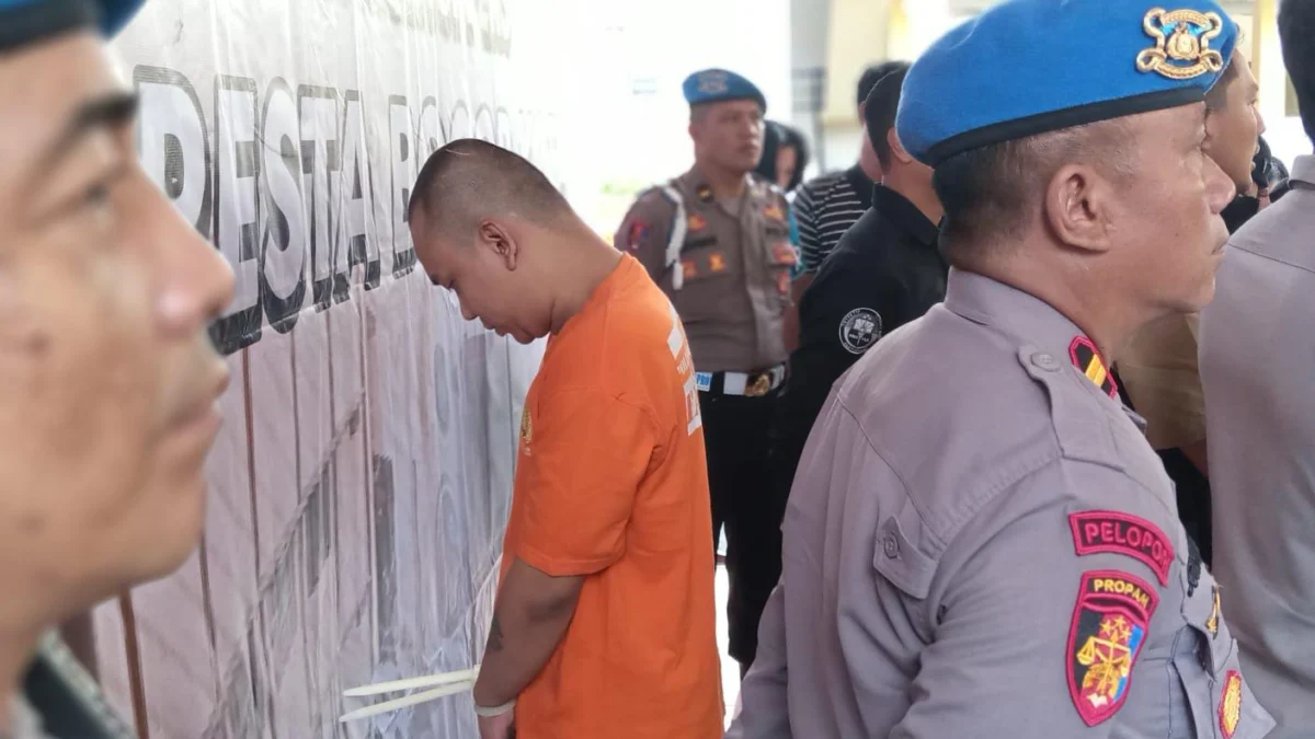 Polisi Bekuk Mucikari Kelas Premium di Bogor, Sempat Raup Ratusan Juta dari TPPO Polresta Bogor Kota saat mengekspose wajah seorang mucikari pelaku TPPO, Rabu (13/3). (Yudha Prananda / Jabar Ekspres)