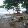 Kondisi rumah/warung milik warga di pesisir pantai selatan sukabumi yang alami kerusakan. Istimewa