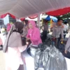 Warga saat belanja di pasar murah Polres Bogor. Foto : Sandika Fadilah/Jabarekspres.com