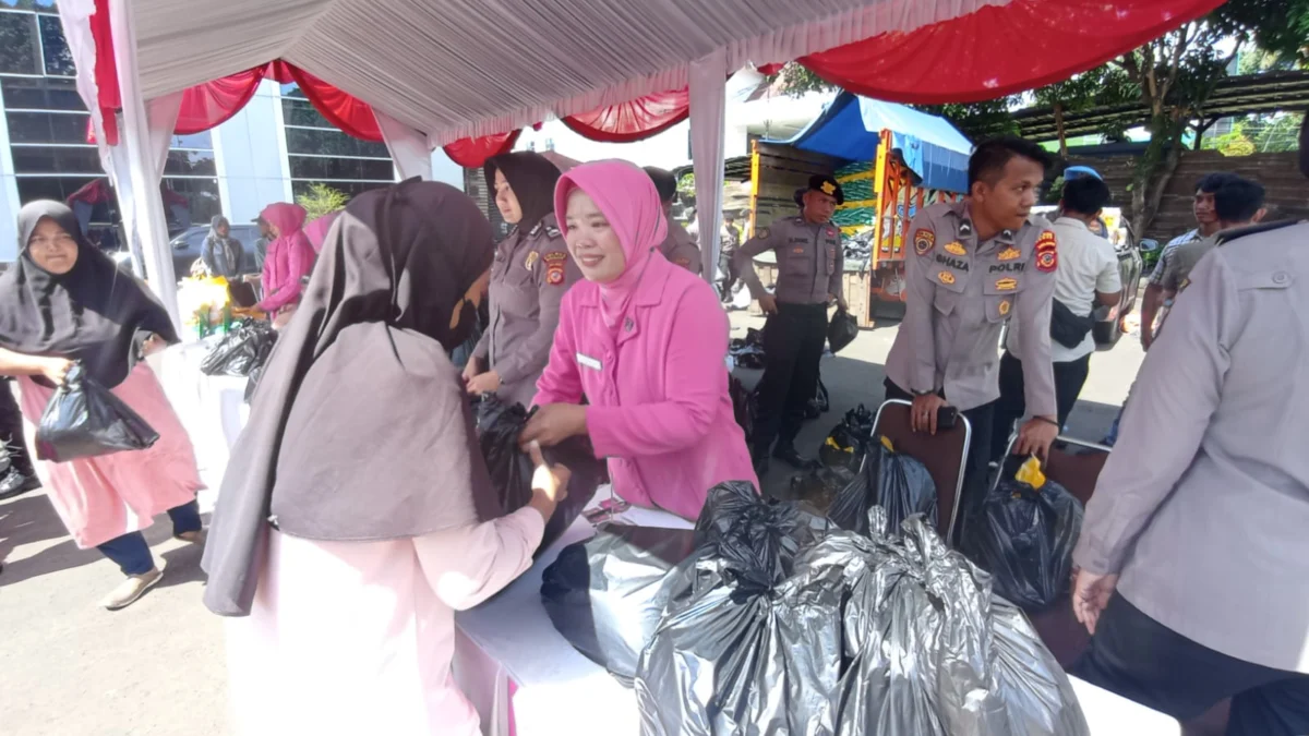 Warga saat belanja di pasar murah Polres Bogor. Foto : Sandika Fadilah/Jabarekspres.com