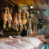 Pedagang ayam potong di Pasar Induk Gedebage, Kota Bandung. (Pandu Muslim/Jabar Ekspres)