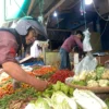 Seorang pembeli sedang memilih sayur. Riki Achmad/Jabar Ekspres