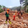 Memasuki hari keenam, Tim SAR gabungan masih melakukan upaya pencarian sisa korban tertimbun tanah longsor di Cipongkor, Bandung Barat. Sabtu (30/3). Foto Jabarekspres