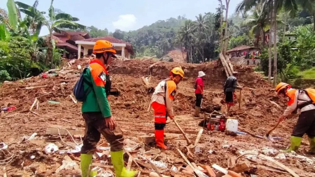 Memasuki hari keenam, Tim SAR gabungan masih melakukan upaya pencarian sisa korban tertimbun tanah longsor di Cipongkor, Bandung Barat. Sabtu (30/3). Foto Jabarekspres