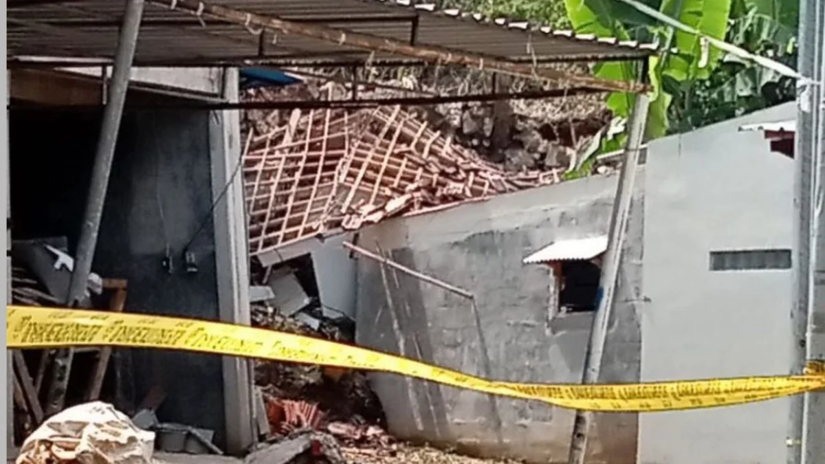 Kondisi rumah penduduk Kampung Cibungur, Desa Sarinagen, Kecamatan Cipongkor seusai dilanda bencana pergerakan tanah. Sabtu (30/3). Foto Jabarekspres