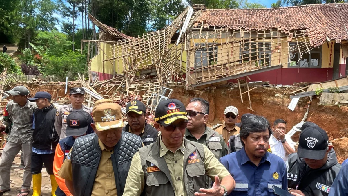 Kepala BNPB Letjen TNI Suharyanto didampingi Pj Bupati Bandung Barat, Arsan Latif saat meninjau lokasi pergerakan tanah. Selasa (5/3). Foto Jabarekspres/wit