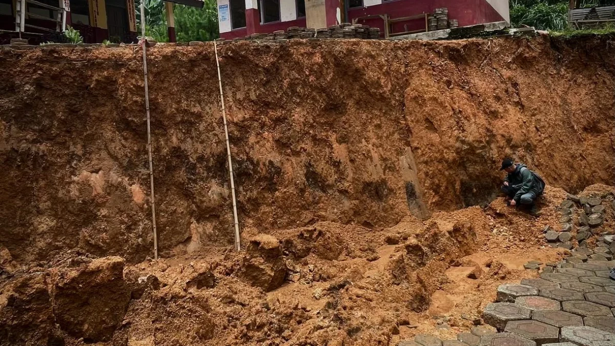 Petugas PVMBG saat melakukan penyelidikan terjadinya pergerakan tanah di Kampung Cigombong, Desa Cibedug, Kecamatan Rongga, Kabupaten Bandung Barat. Senin (4/3/2024).