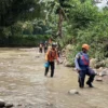 Petugas masih mencari petani yang hilang terseret arus sungai Cibadak. Foto : BPBD Kabupaten Bogor