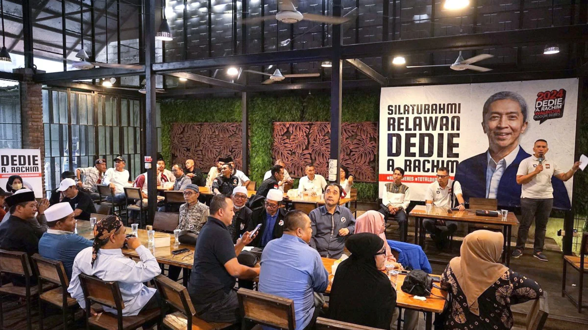 Puluhan relawan Dedie A. Rachim saat melalukan pertemuan perdana menyusun program. (Yudha Prananda / Jabar Ekspres)