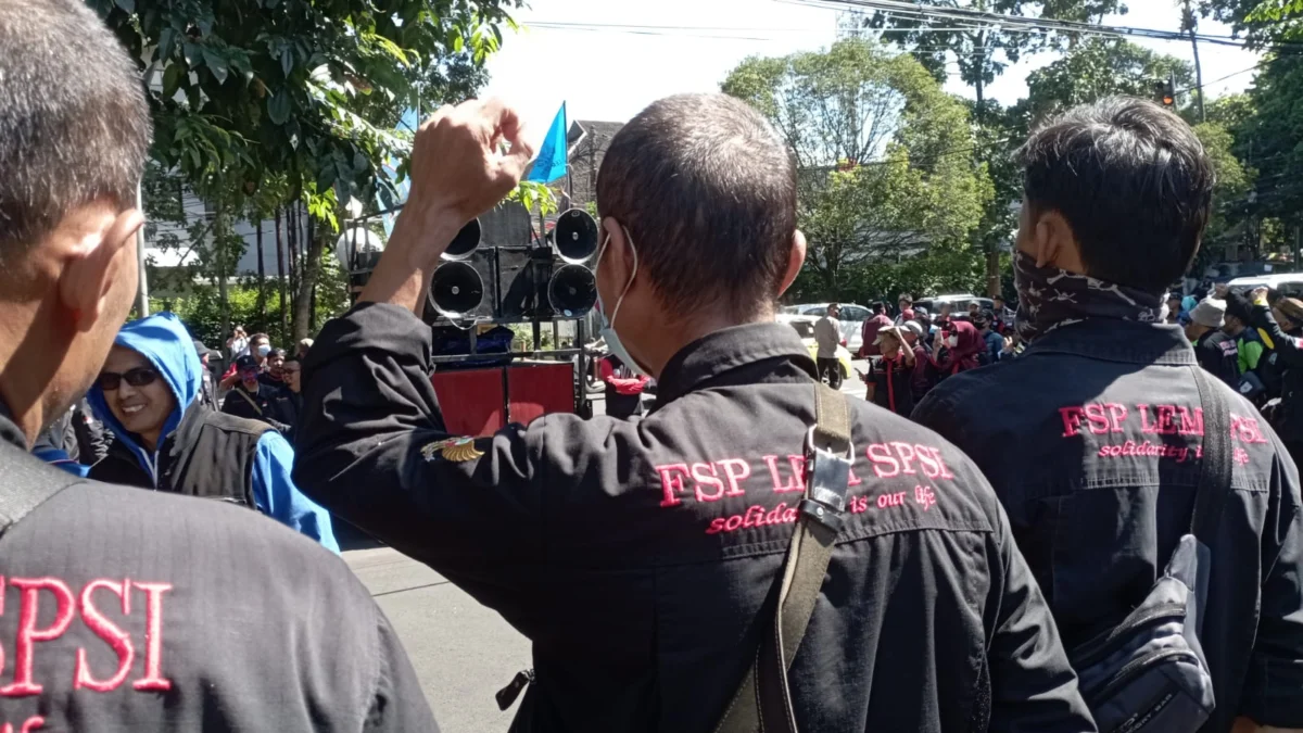 Tuntut Penetapan Upah di Atas Satu Tahun, Ratusan Buruh Gelar Aksi di Depan Kantor DPRD Jabar Dok. Ratusan buruh gelar aksi di depan Kantor DPRD Jabar. Senin (18/3). Foto. Sandi Nugraha.