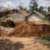 Puluhan rumah di Kampung Cigombong, Desa Cibedug, Kecamatan Rongga, KBB hancur akibat pergerakan tanah. Kamis (29/2). Foto Jabarekspres