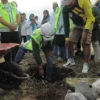 Bupati Bandung, Dadang Supriatna saat peletakan batu pertama program TPS3R di Kelurahan Rancaekek Kencana, Kecamatan Rancaekek.