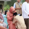 Calon legislatif (Caleg) DPRD Kabupaten Bogor Dapil IV, Heri Gunawan sungkeman ke orang tua/ Foto: Istimewa/