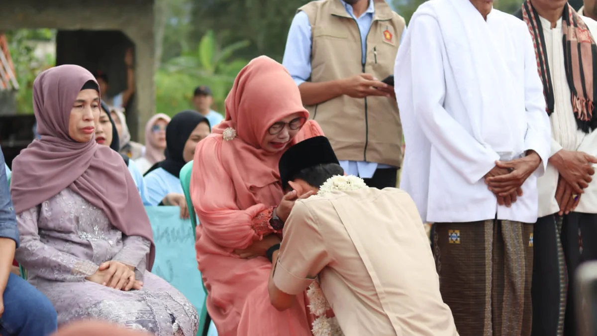 Calon legislatif (Caleg) DPRD Kabupaten Bogor Dapil IV, Heri Gunawan sungkeman ke orang tua/ Foto: Istimewa/