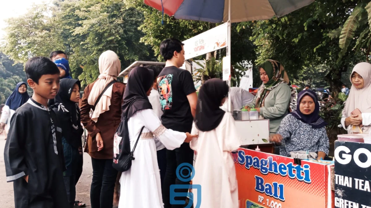 Doc. Sejumlah Masyarakat Memadati Sekitaran Jalan Pemkot Cimahi yang Banyak Penjual Menjajakan Makanan Unik dan Murah (Mong)