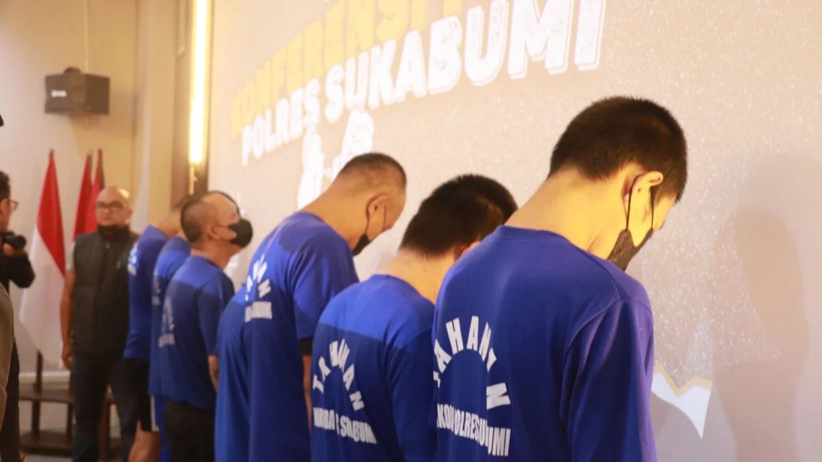 7 Tersangka dalam kasus sebaran Narkotika dan obat terlarang di Sukabumi tertunduk malu saat dihadirkan dalam konferns pers. Riki/Jabar Ekspres/