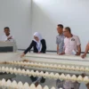 Direktur Perumdam Tirta Anom Kota Banjar E Fitrah Nur Kamilah menujukkan produksi air bersih di IPA Situbatu kepada beberapa anggota DPRD Banjar belum lama ini. (Cecep Herdi/Jabar Ekspres)