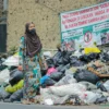Tumpukan sampah di pinggir ruas Jalan Percobaan, wilayah Kecamatan Cileunyi, Kabupaten Bandung. (Pandu Muslim/Jabar Ekspres)