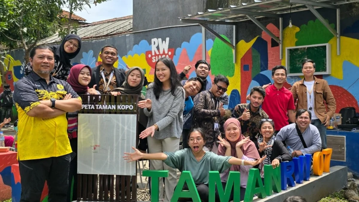 wajah baru taman RW 07 Kopo, erlihat warna wani fasilitas baru saja dibangun oleh anak muda Kota Bandung “Lakuna Kota” dengan Warga setempat.