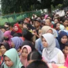 Warga saat antri takjil gratis di Gedung Tegar Beriman, Kabupaten Bogor, Rabu (13/3). Foto : Sandika Fadilah/Jabar Ekspres