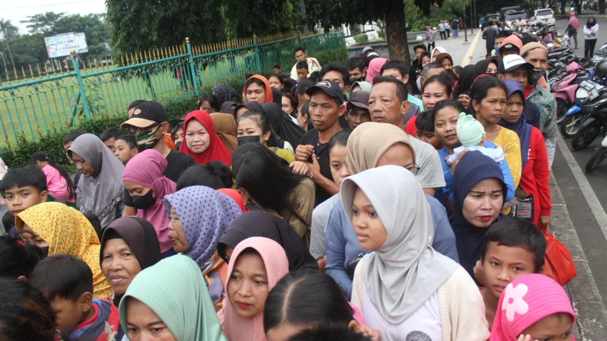 Ratusan Warga Antri Takjil di Depan Gedung Tegar Beriman Warga saat antri takjil gratis di Gedung Tegar Beriman, Kabupaten Bogor, Rabu (13/3). Foto : Sandika Fadilah/Jabar Ekspres