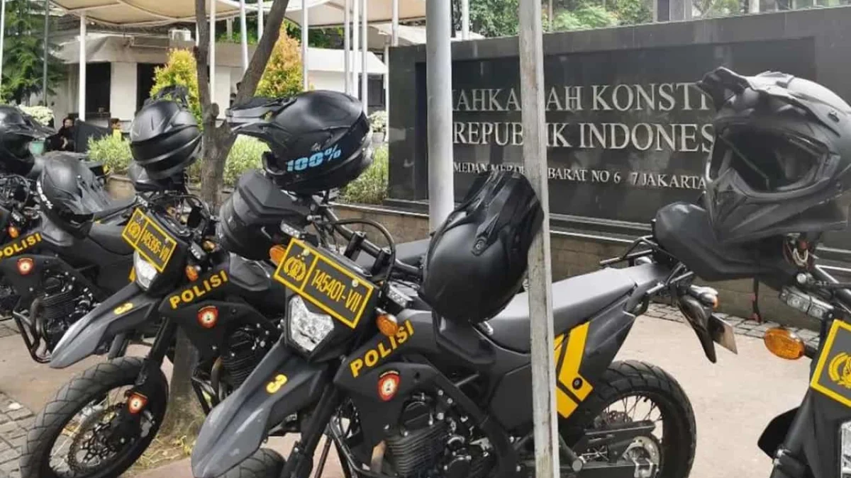 Aparat Kepolisian Perketat Pengamanan di Gedung MK Aparat Kepolisian Perketat Pengamanan di Gedung MK