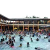 Kolam Renang Hadiana yang berlokasi di wilayah Desa Sukasari, Kecamatan Pamengpeuk, Kabupaten Bandung ramai dikunjungi wisatawan habiskan libur Lebaran 2024. (Yanuar/Jabar Ekspres)