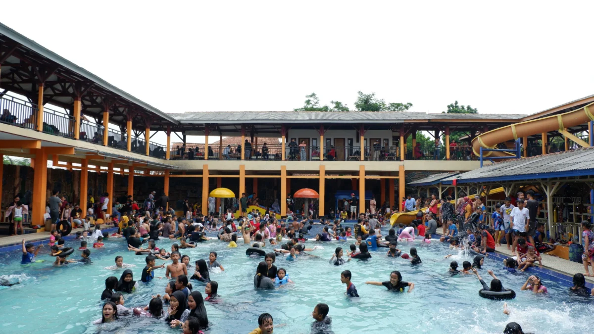 Kolam Renang Hadiana yang berlokasi di wilayah Desa Sukasari, Kecamatan Pamengpeuk, Kabupaten Bandung ramai dikunjungi wisatawan habiskan libur Lebaran 2024. (Yanuar/Jabar Ekspres)