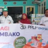 Jajaran PT PPLI secara simbolis memberikan ribuan bantuan paket sembako kepada warga Desa Nambo dan Bantarjati, Klapanunggal Bogor. (Yudha Prananda / Jabar Ekspres)