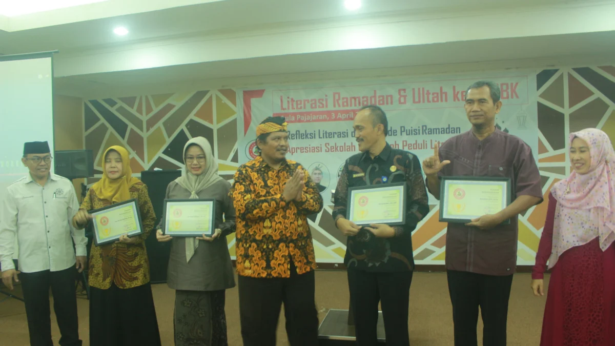 HUT ke-8, YRBK Berikan Penghargaan Literasi Pendiri YRBK Sofian Munawar (tengah) memberikan piagam penghargaan kepada pegiat literasi dj Kota Banjar, pada puncak acara Ultah YRBK ke 8, Rabu 3 April 2024. (istimewa)