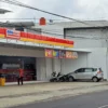 Pengendara melintas di depan mini market di Jalan Tentara Pelajar Kota Banjar Jawa Barat, Kamis 25 April 2024. Mini market itu sudah beroperasi sebelum Ramadhan tahun 2024 namun belum memiliki izin. (Cecep Herdi/Jabar Ekspres)