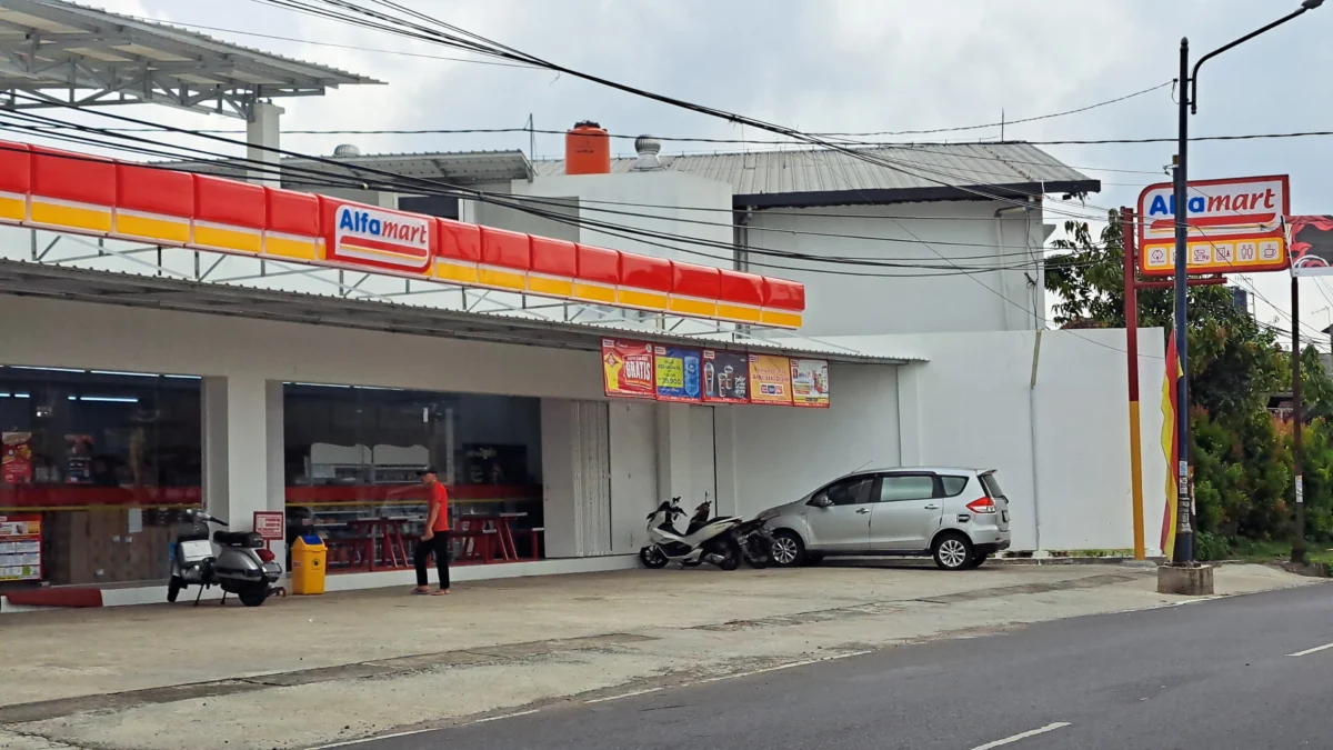 Pengendara melintas di depan mini market di Jalan Tentara Pelajar Kota Banjar Jawa Barat, Kamis 25 April 2024. Mini market itu sudah beroperasi sebelum Ramadhan tahun 2024 namun belum memiliki izin. (Cecep Herdi/Jabar Ekspres)