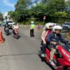 Polisi tengah mengatur arus lalu lintas di persimpangan Baetrix Lembang Bandung Barat. Kamis (11/4). Foto Jabarekspres