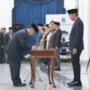 Pj Gubernur Jawa Barat Bey Machmudin melantik Herman Suryatman sebagai Sekretaris Daerah Provinsi Jawa Barat di Aula Barat Gedung Sate, Kota Bandung, Senin (1/4/2024) (Aji Baram / Adpim Jabar)