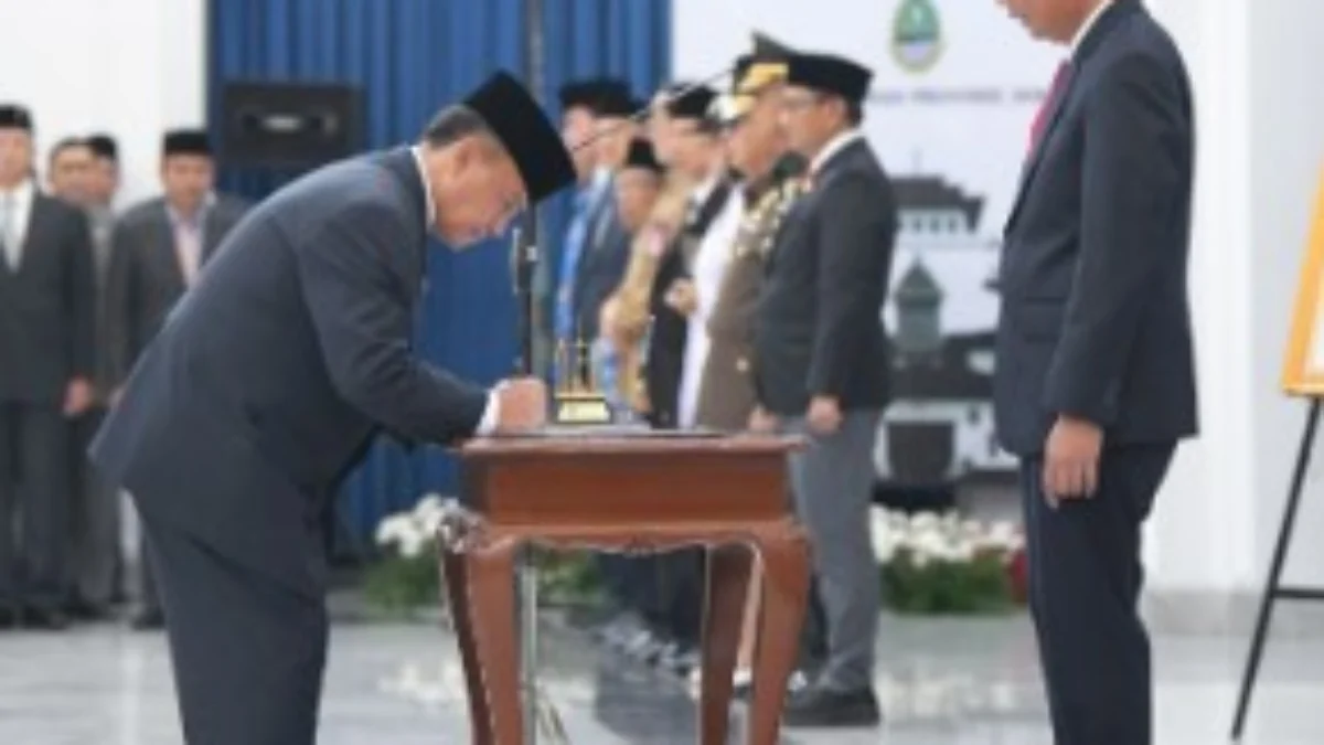 Pj Gubernur Jawa Barat Bey Machmudin melantik Herman Suryatman sebagai Sekretaris Daerah Provinsi Jawa Barat di Aula Barat Gedung Sate, Kota Bandung, Senin (1/4/2024) (Aji Baram / Adpim Jabar)