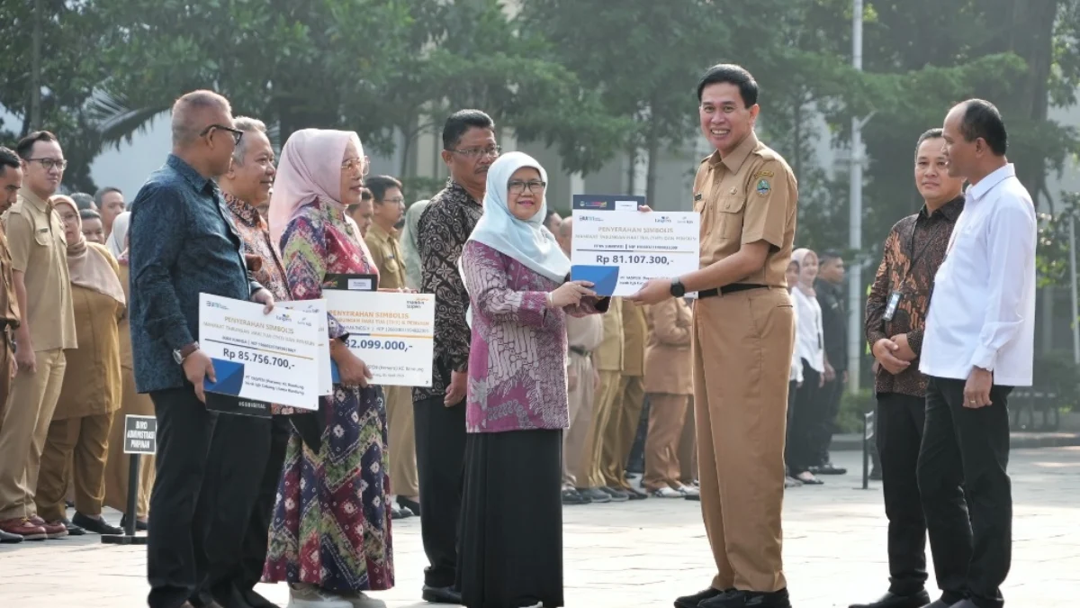 Penjabat Sekretaris Daerah Provinsi Jawa Barat Taufiq Budi Santoso memimpin apel pagi di lingkungan Sekretariat Daerah dan BPKAD Jabar, sekaligus penyerahan SK Pensiun, taspen, dan KTP elektronik bagi ASN Pemda Provinsi Jabar purna tugas di halaman depan Gedung Sate, Kota Bandung, Senin (1/4/2024).(Foto: Biro Adpim Jabar)