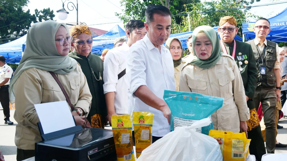 Penjabat Gubernur Jawa Barat Bey Machmudin menghadiri kegiatan Operasi Pasar Bersubsidi (Opadi) di Jalan R. Syamsudin, Kota Sukabumi, Senin (1/4/2024).(Foto: Yogi Prayoga/Biro Adpim Jabar)
