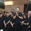 Pelatih tim bola voli asal Korea Selatan Red Sparks Ko Hee-jin memberikan keterangan kepada wartawan usai bersama ofisial dan pemain bertemu dengan Menteri Pemuda dan Olahraga Dito Ariotedjo di Kantor Kemenpora, Jakarta, Rabu (17/4/2024). (ANTARA)
