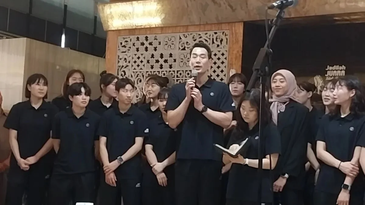Pelatih tim bola voli asal Korea Selatan Red Sparks Ko Hee-jin memberikan keterangan kepada wartawan usai bersama ofisial dan pemain bertemu dengan Menteri Pemuda dan Olahraga Dito Ariotedjo di Kantor Kemenpora, Jakarta, Rabu (17/4/2024). (ANTARA)
