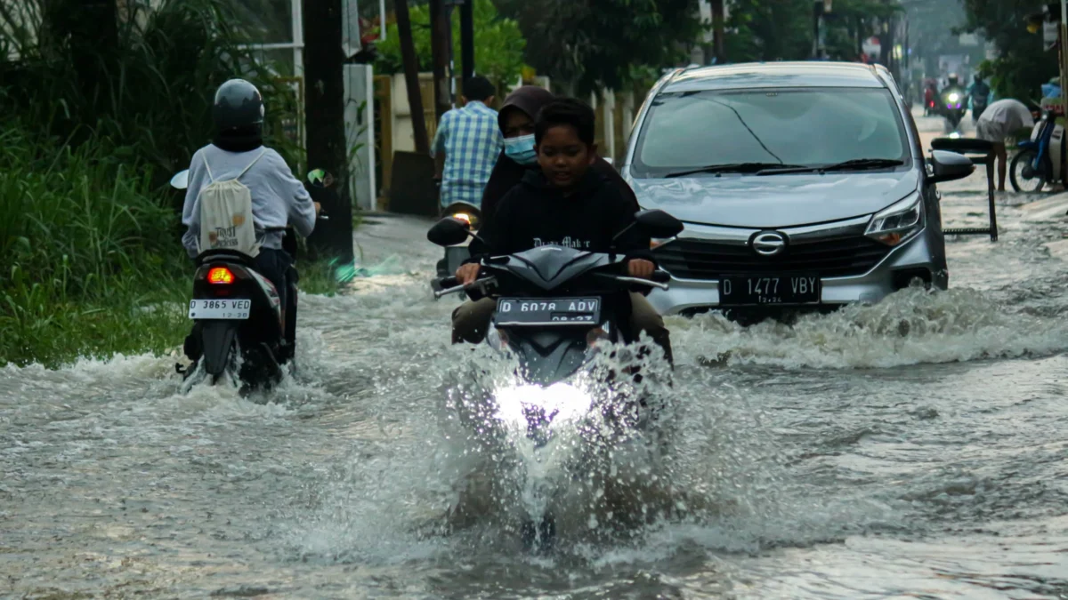 Ribuan Warga Jakarta Barat Mengungsi Akibat Banjir, Berikut Data Pengungsi Terkini Ilustrasi: Sejumlah warga Kota Bandung sedang menerabas banjir yang menggenangi jalan. (Pandu Muslim/Jabar Ekspres)